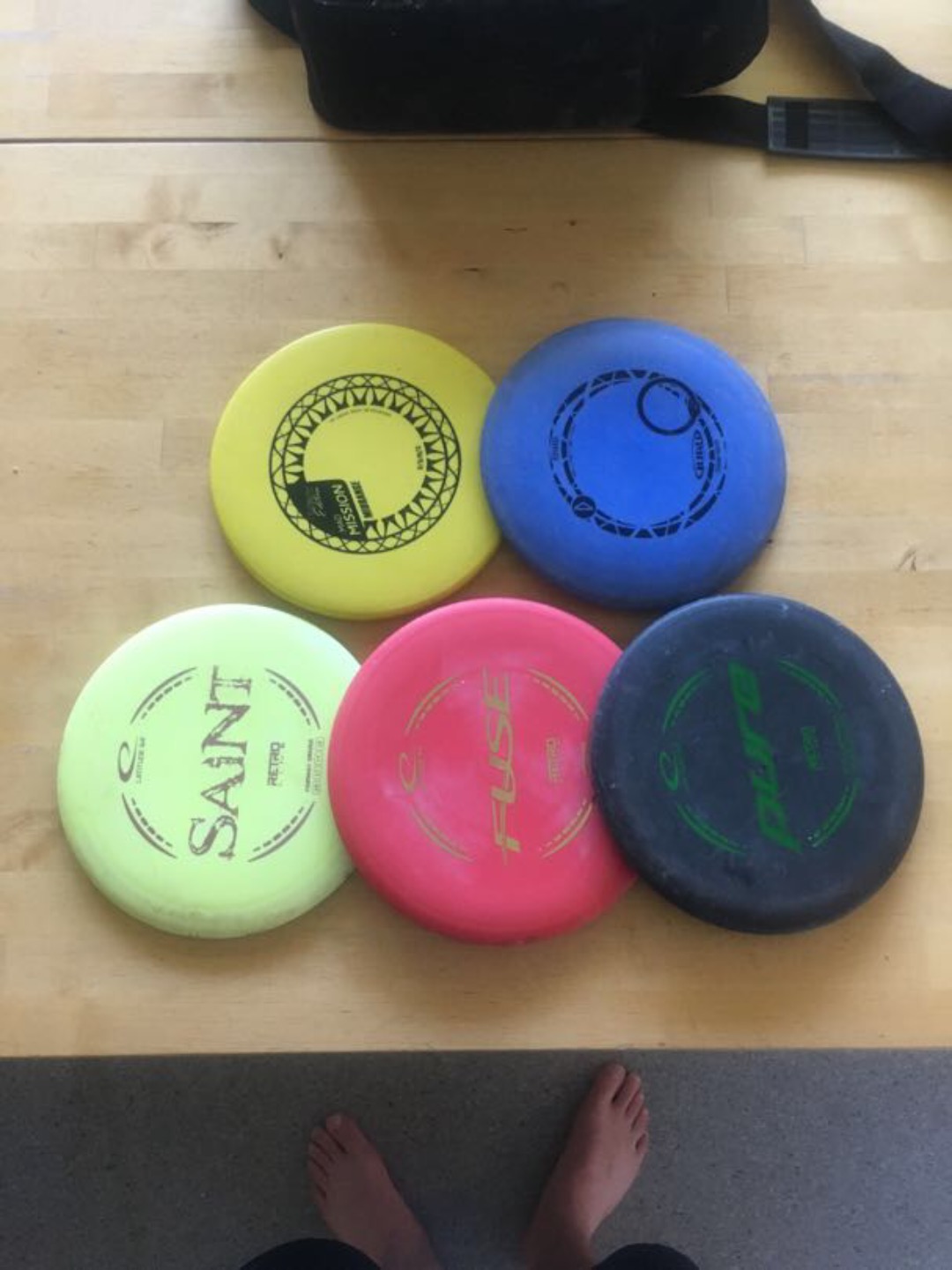 Sett med 5 frisbeegolfdisker og veske