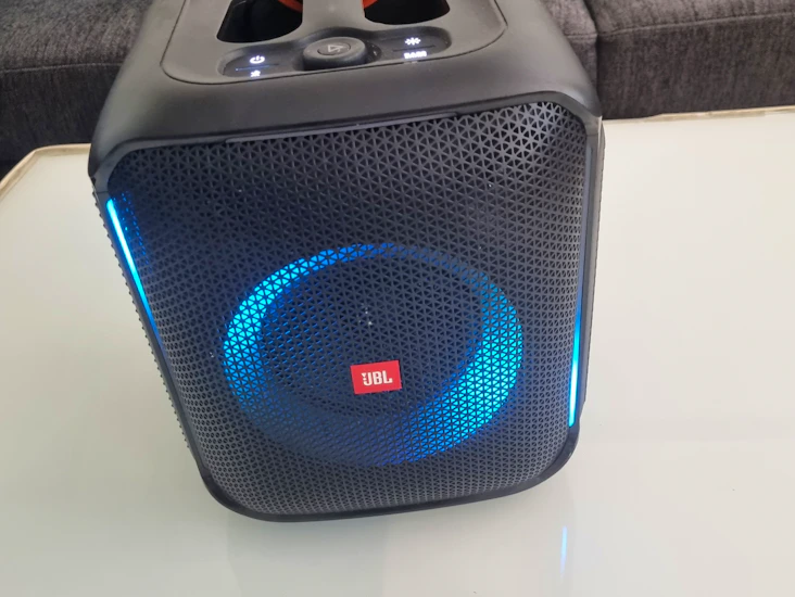 Jbl partybox encore bluetooth-kaiutin – bileet alkavat tästä!