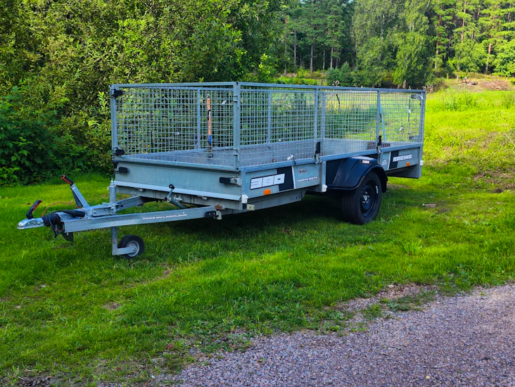 Större gallersläp – tippbart med eller utan nätgrindar – 700/730 kg lastvikt