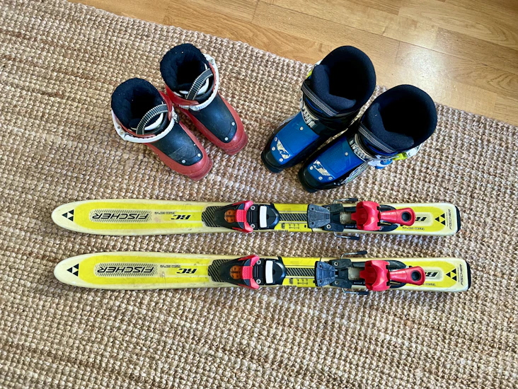 Barnskidor 88cm inkl. pjäxor & stavar