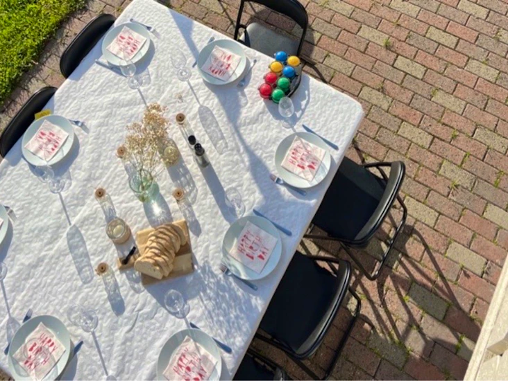 Bord og stoler til fest for 8 personer
