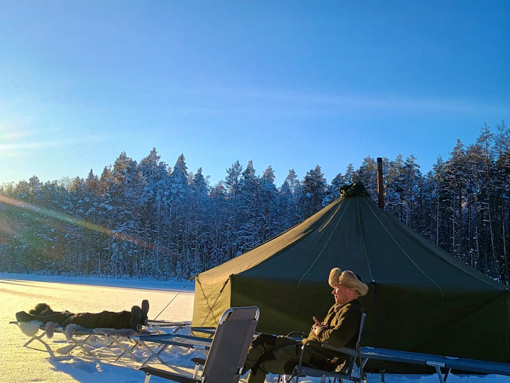 Puolijoukkueteltta ja kamina sekä kenttäsänkyjä