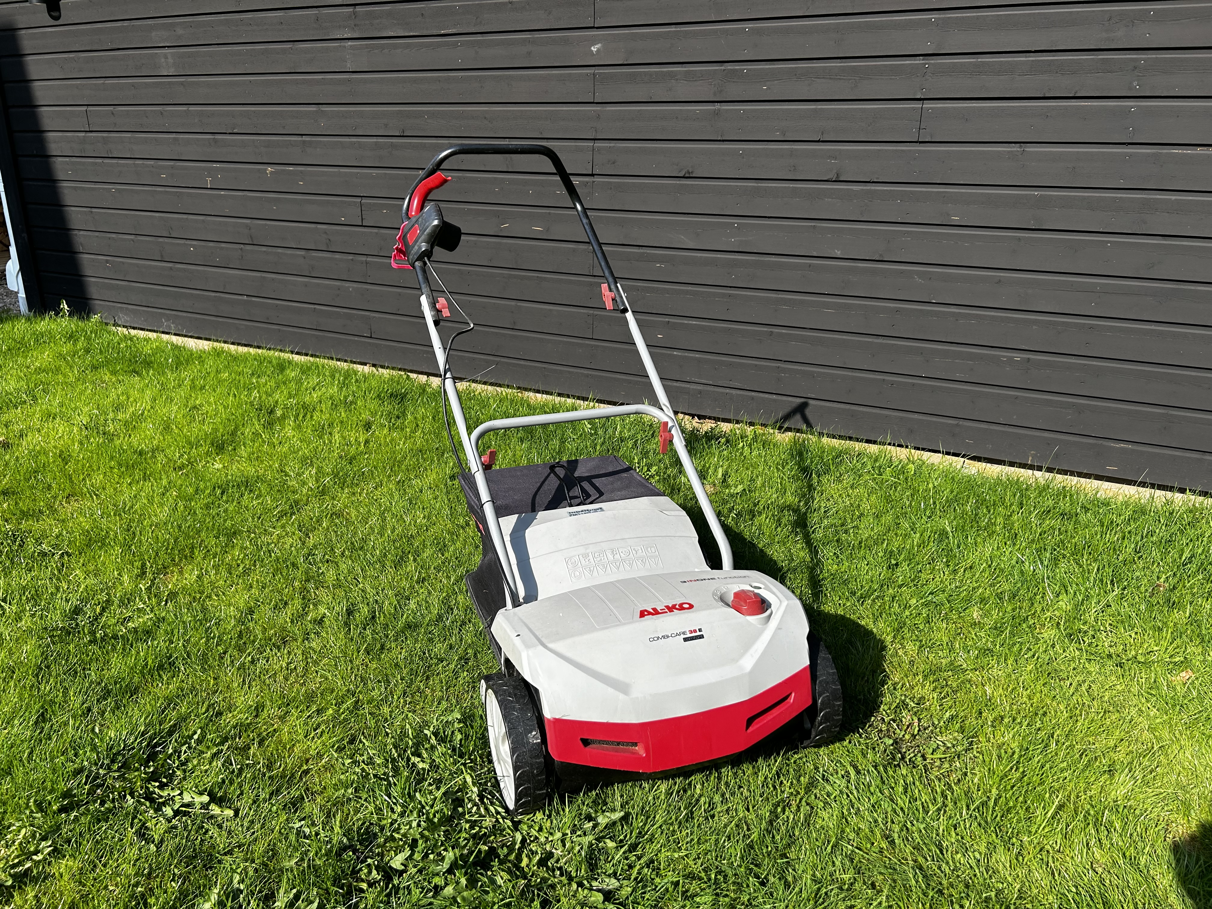 Vertikalskärare och mossrivare med uppsamlare