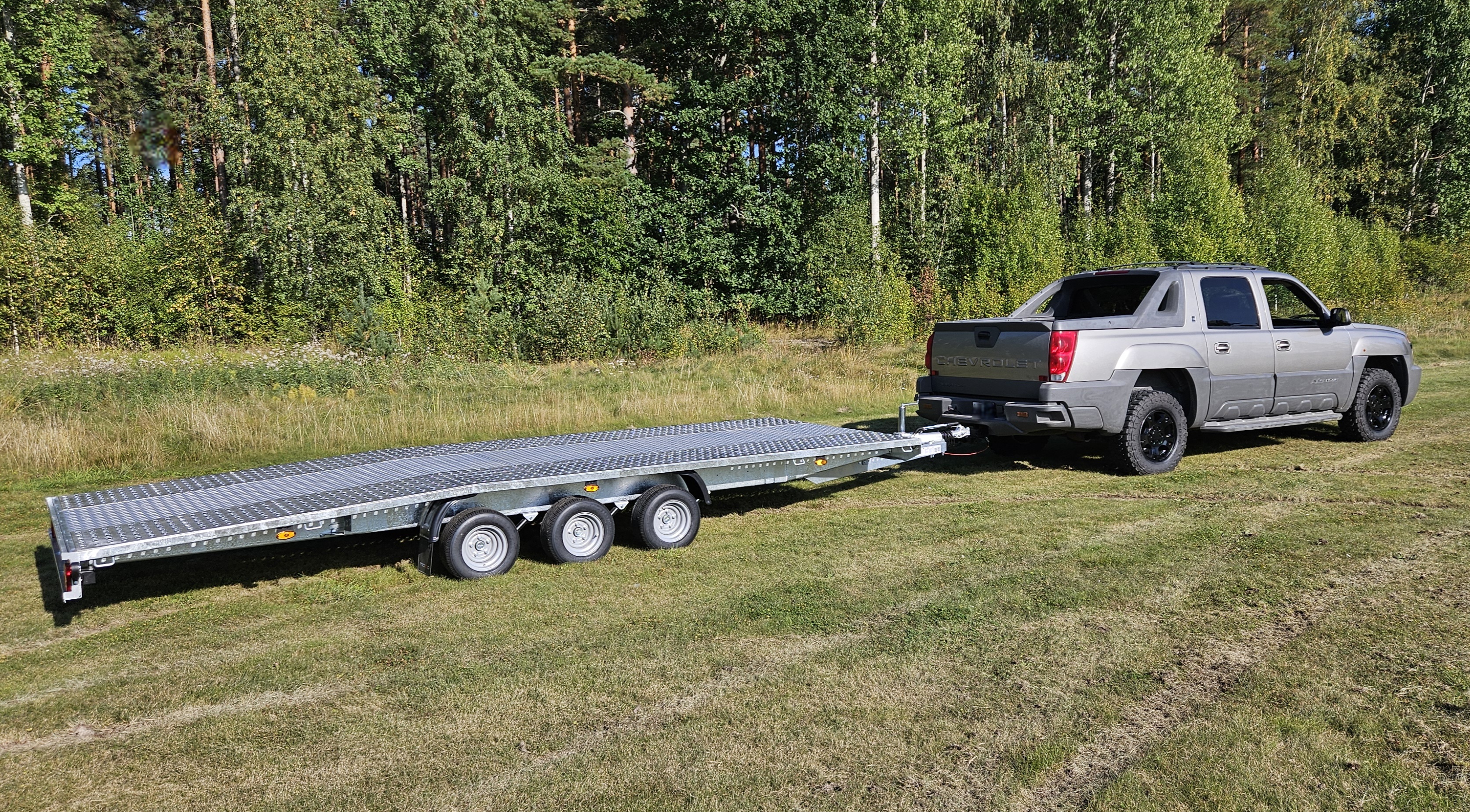 Fordonskombination biltransport 3500 kg med låg lasthöjd + chevrolet avalanche
