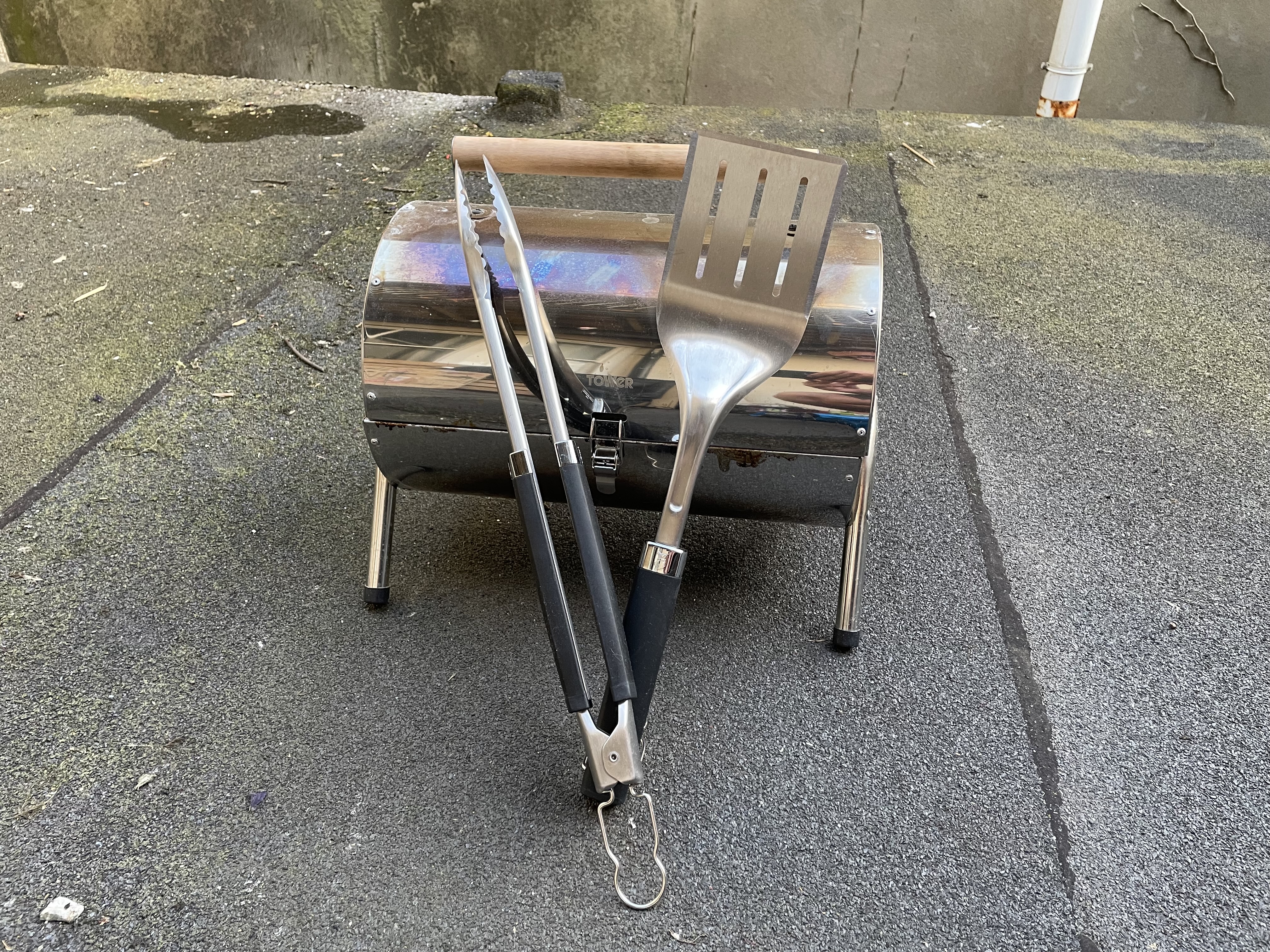 Portable bbq + utensils 