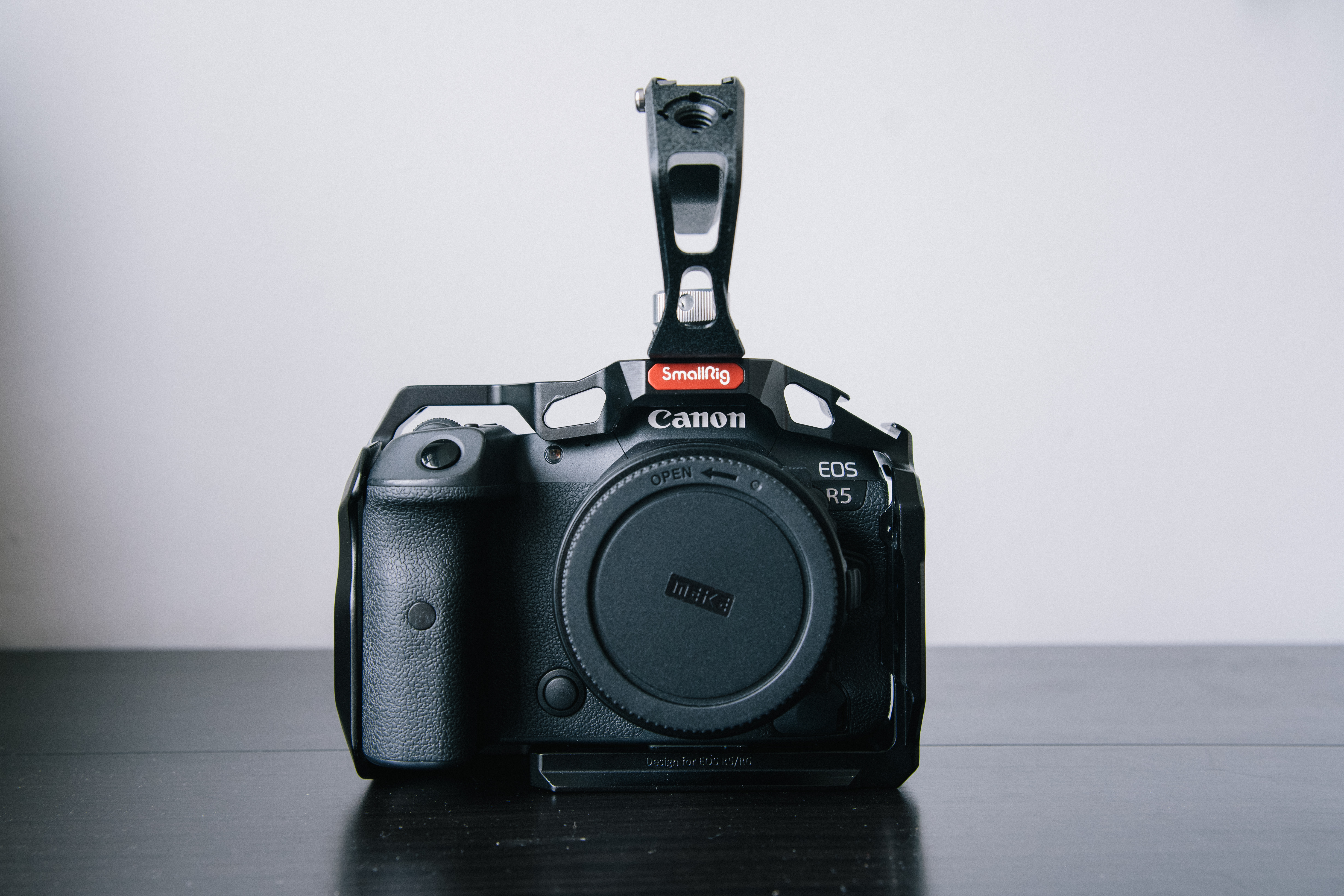 Canon r5 + cage + batteries + adapters
