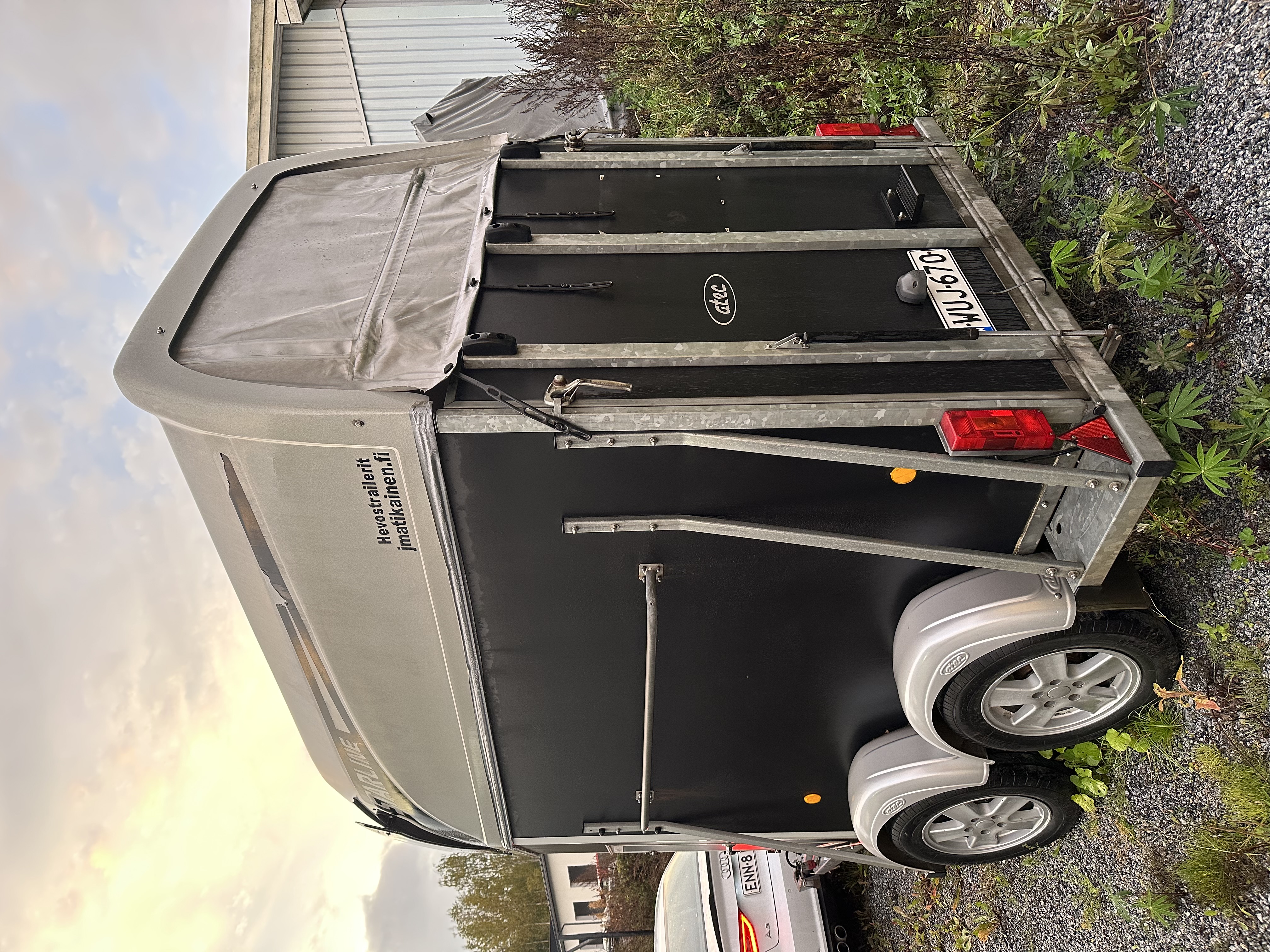 1,5 hevosen traileri