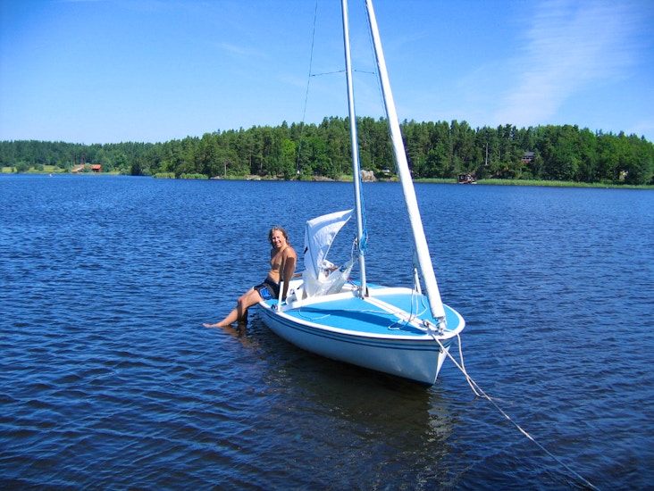 Liten segelbåt/ segeljolle