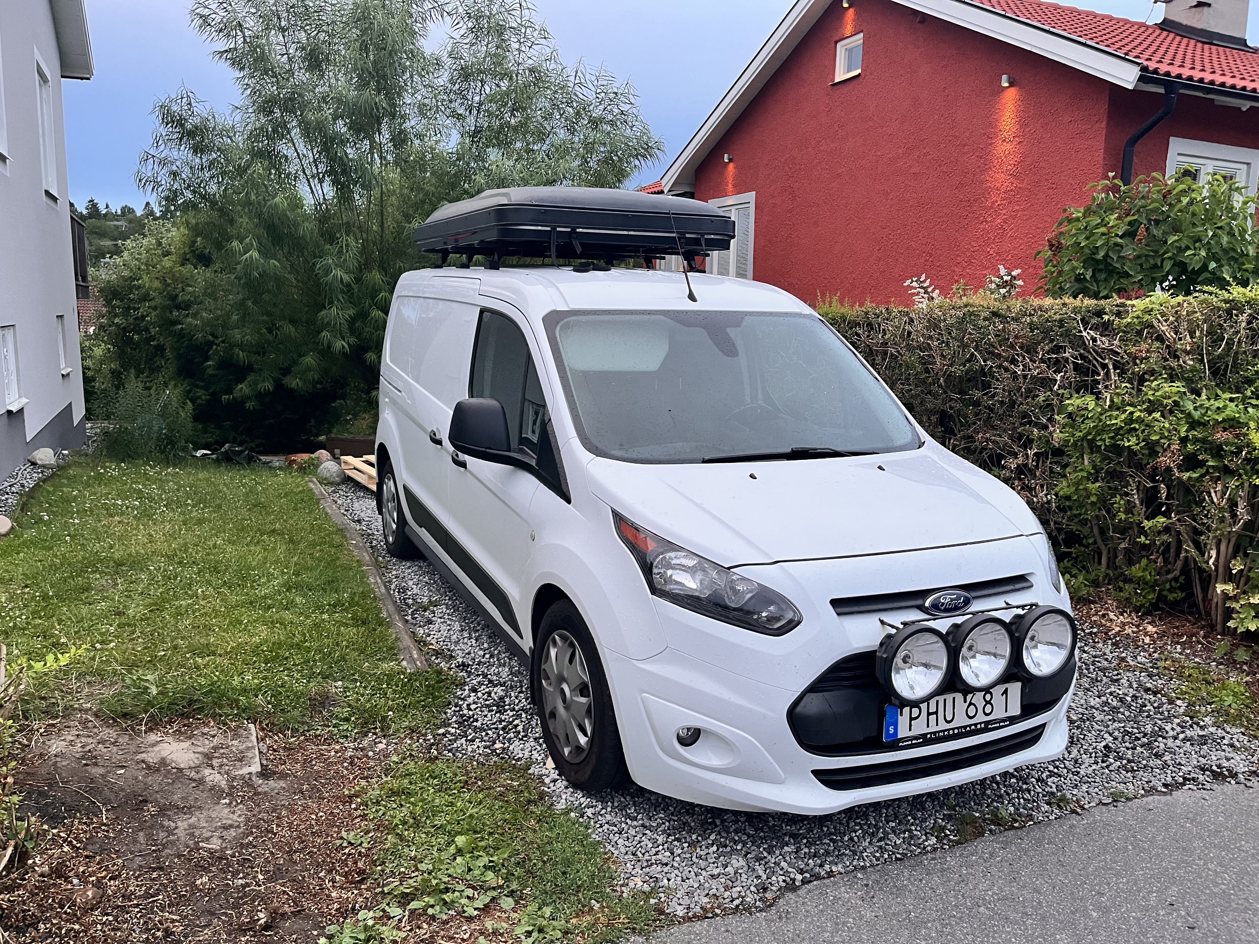 Effektiv camper som tar dig runt i norden - sov i taktältet (vid busväder kan man bädda i vanen)