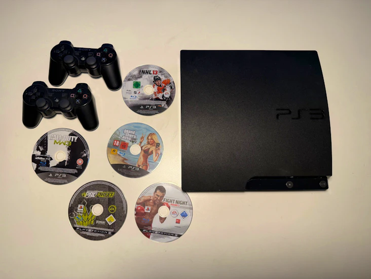 Retro ps3-paket med 2 handkontroller + 5 grymma spel – perfekt för nostalgikväll!