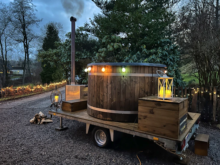 Vedeldad badtunna på släp