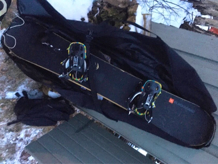 Snowboard med boots och hjälm