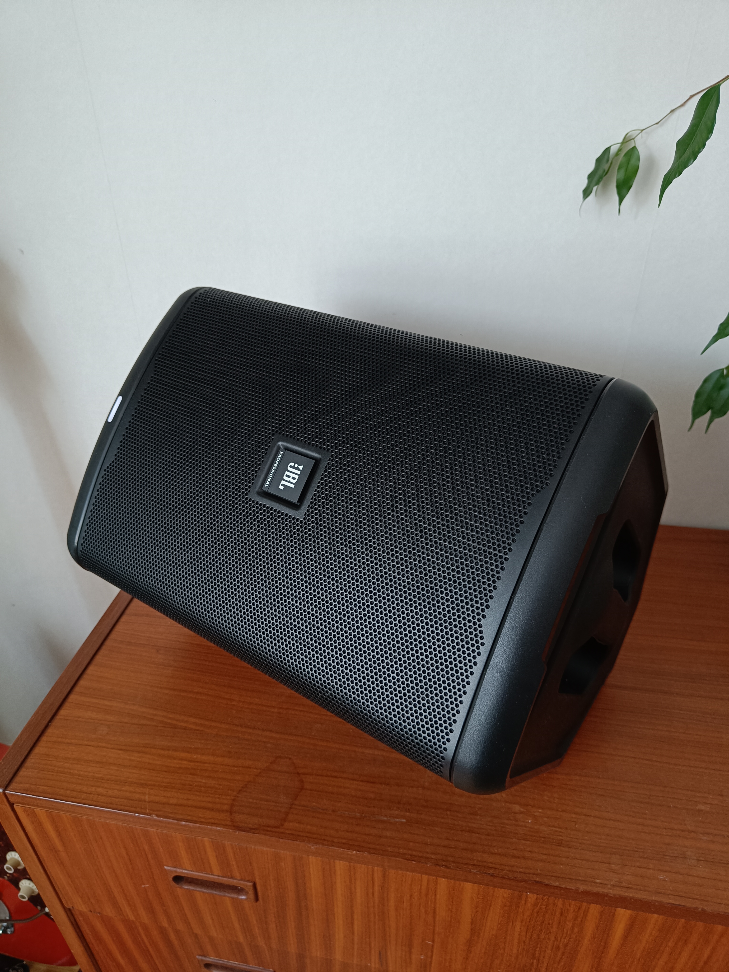 Jbl eon1 compact - batteridriven pa-högtalare 