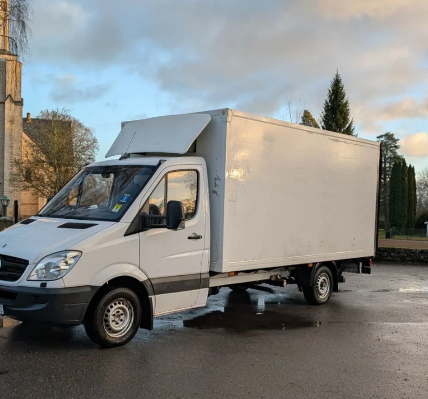 Fymlig flyttbil med baklyft