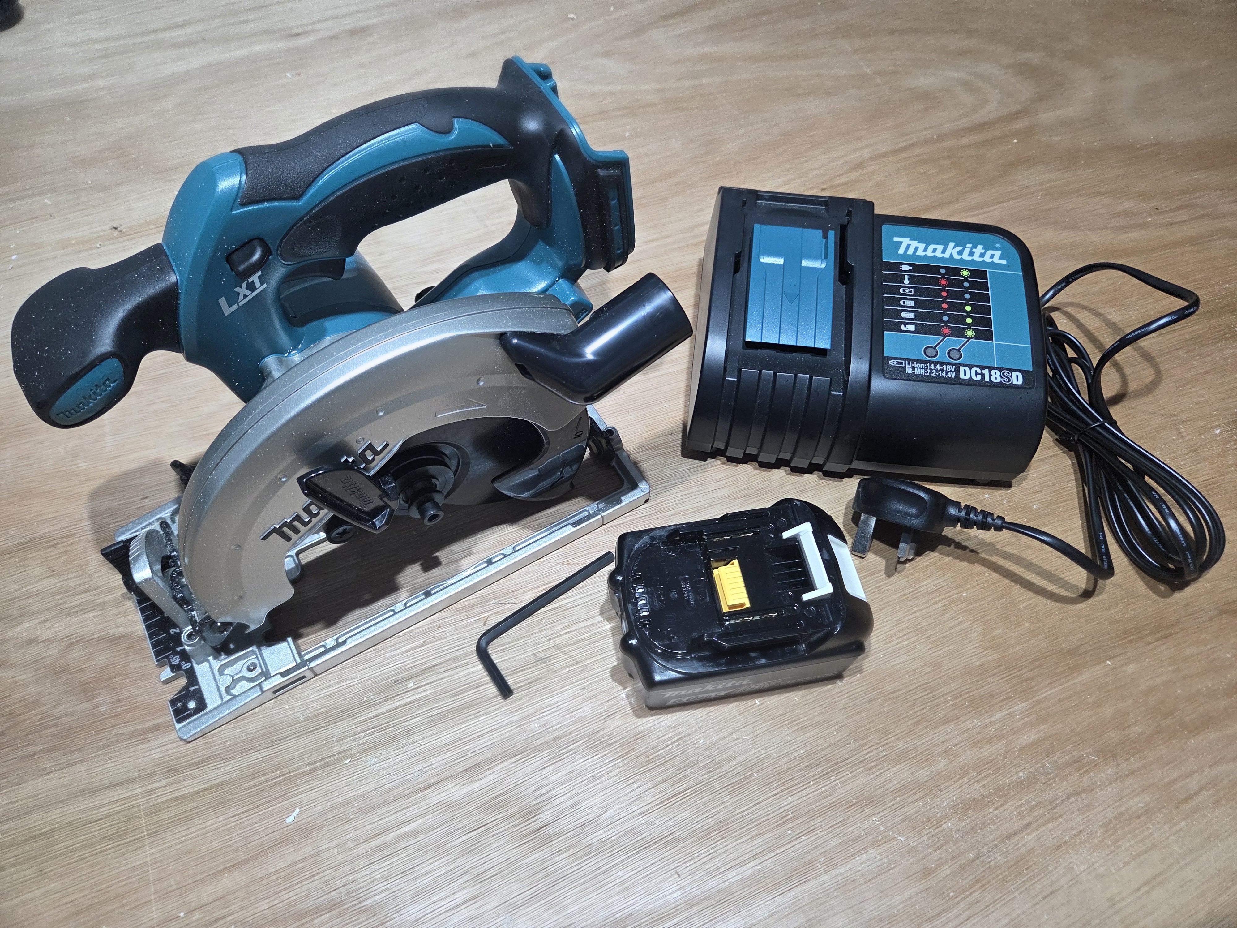 Makita cordless circular saw 18v lxt dss611
