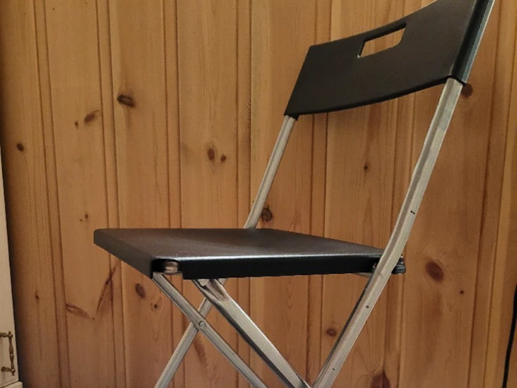 Fire svarte klappstoler