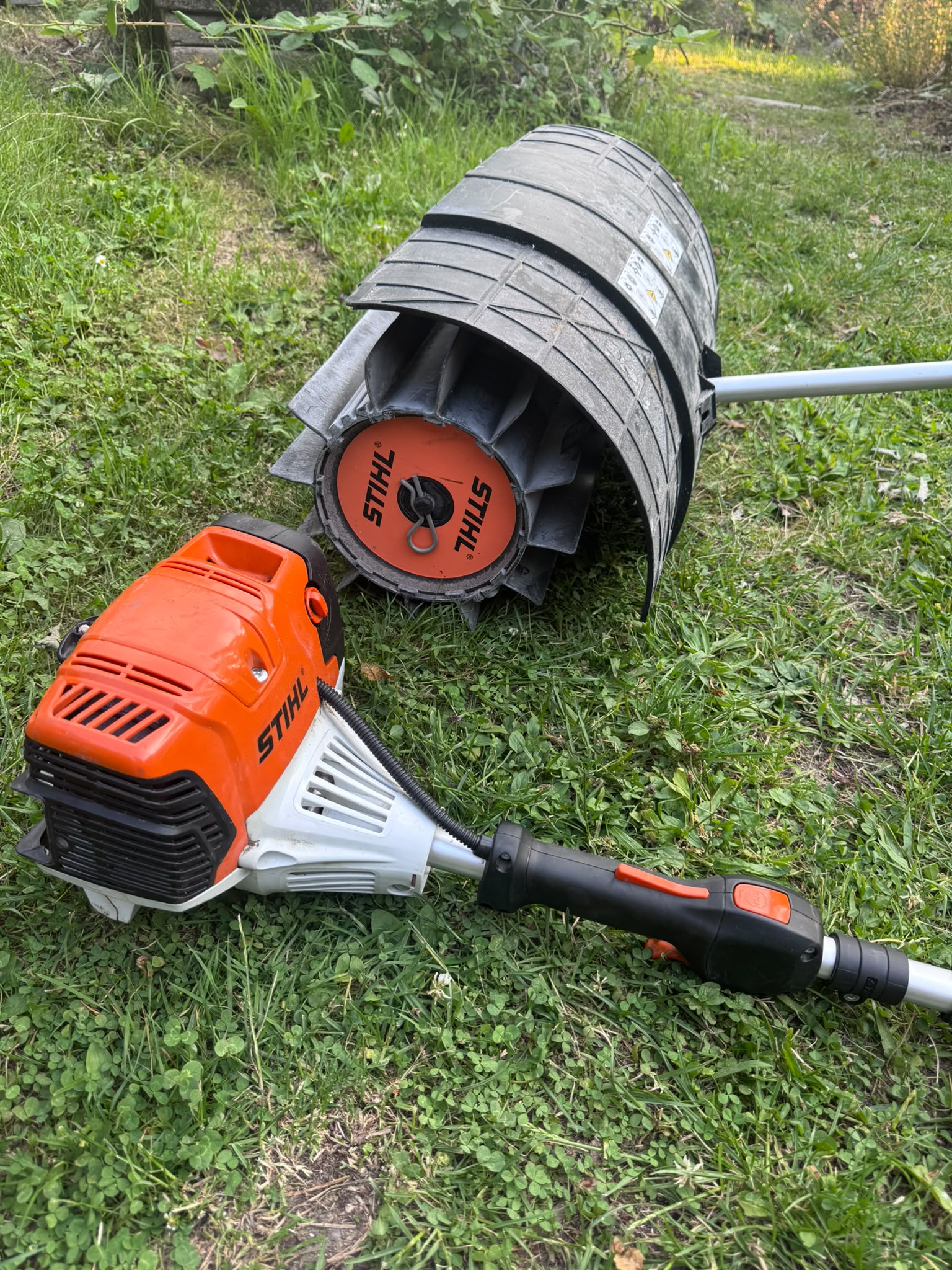 Stihl km 131 r med kw km sopvals – professionell sopmaskin för hårdgjorda ytor