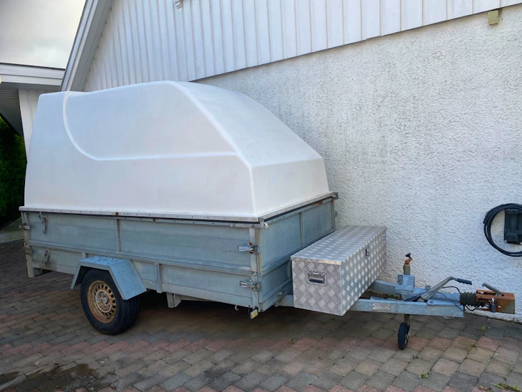 Skaphenger med høy karm og vippe funksjon.