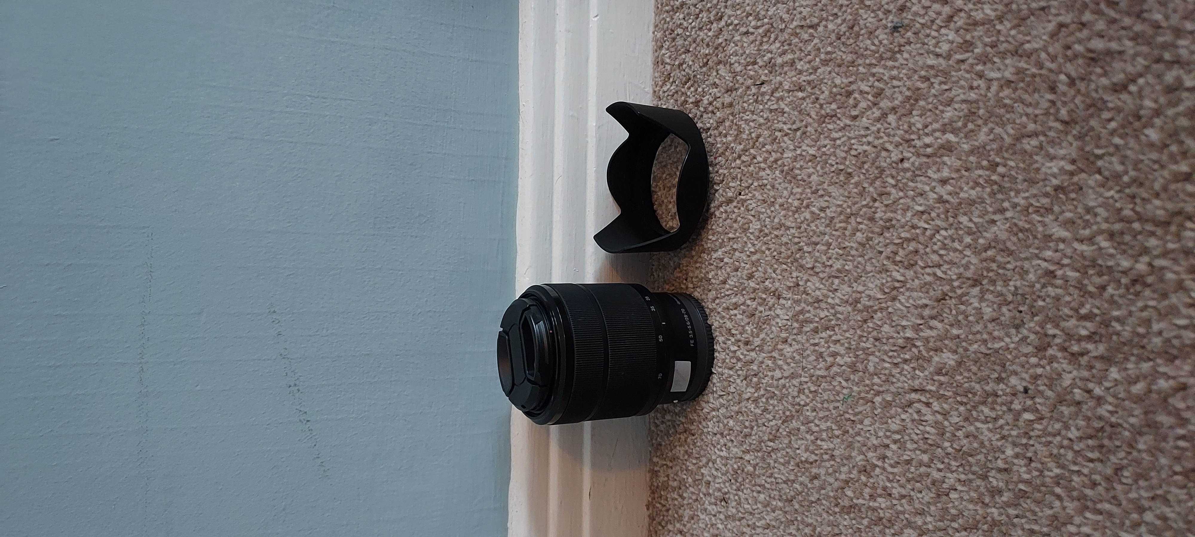 Sony 28-70mm f/3.5 fe zoom lens