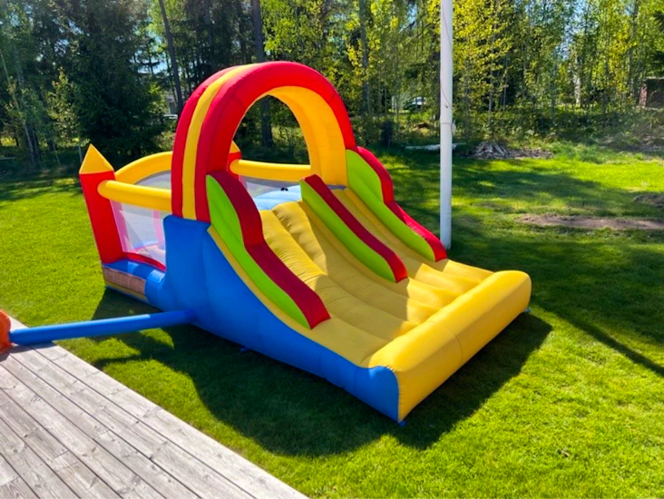 2. hoppborg för kalas och skoj