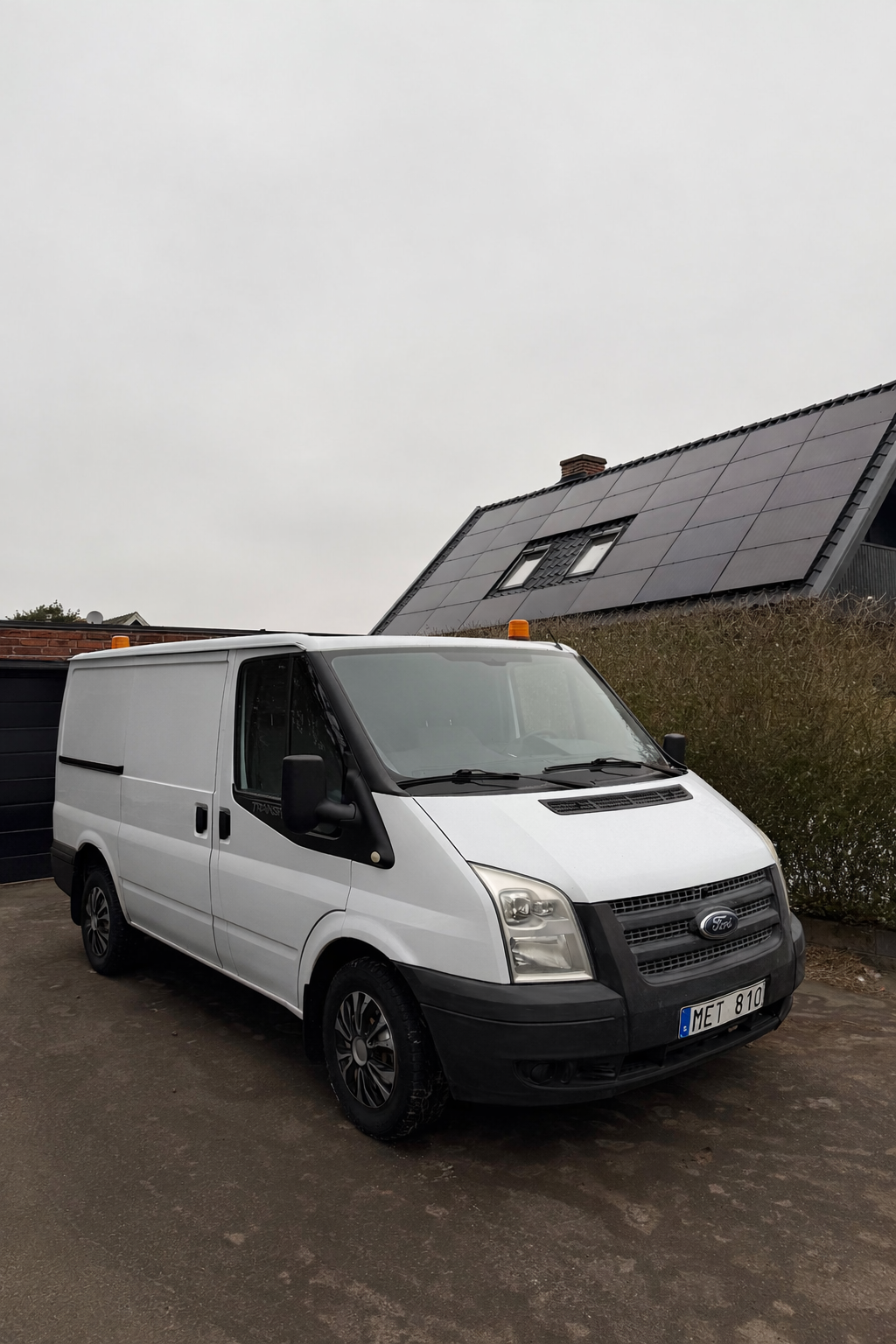 Rymlig och pålitlig ford transit – perfekt för flytt, transport och äventyr!
