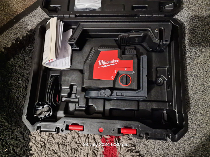 Milwaukee usb rechargeable cross-line laser level 1 x 3.0ah, laser bracket and box