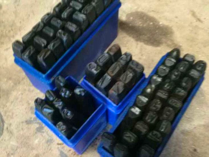 Bokstäver och siffror för instansning