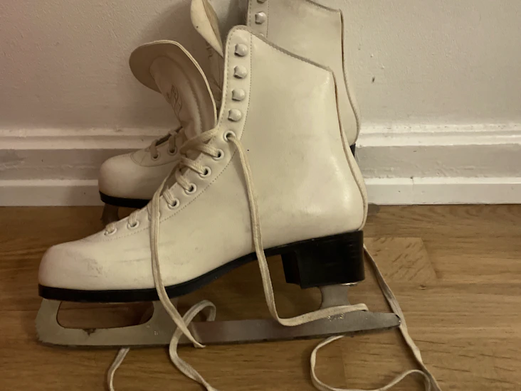 Figure skating skates