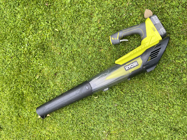 🍃 ryobi lövblås 18v – perfekt för uppfarten, altanen eller trädgården! 🍂