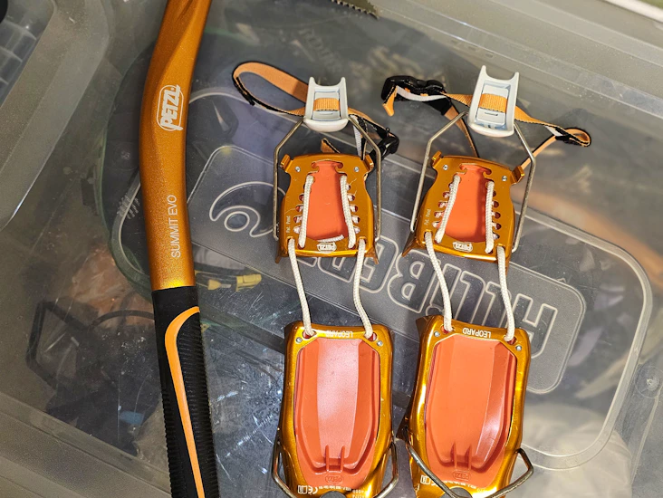 Ultralette stegjern og isøks til topptur / rando