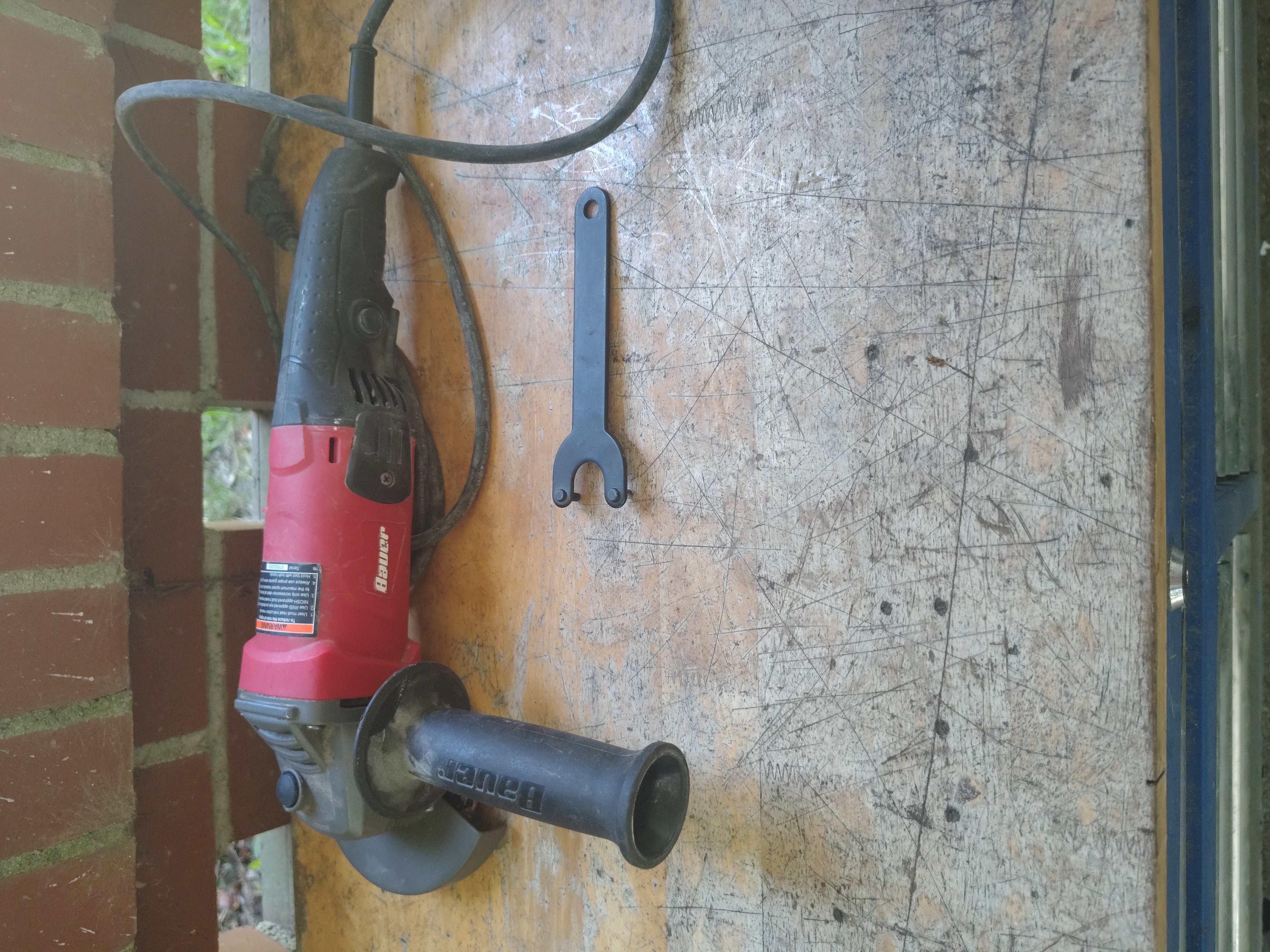 Corded angle grinder