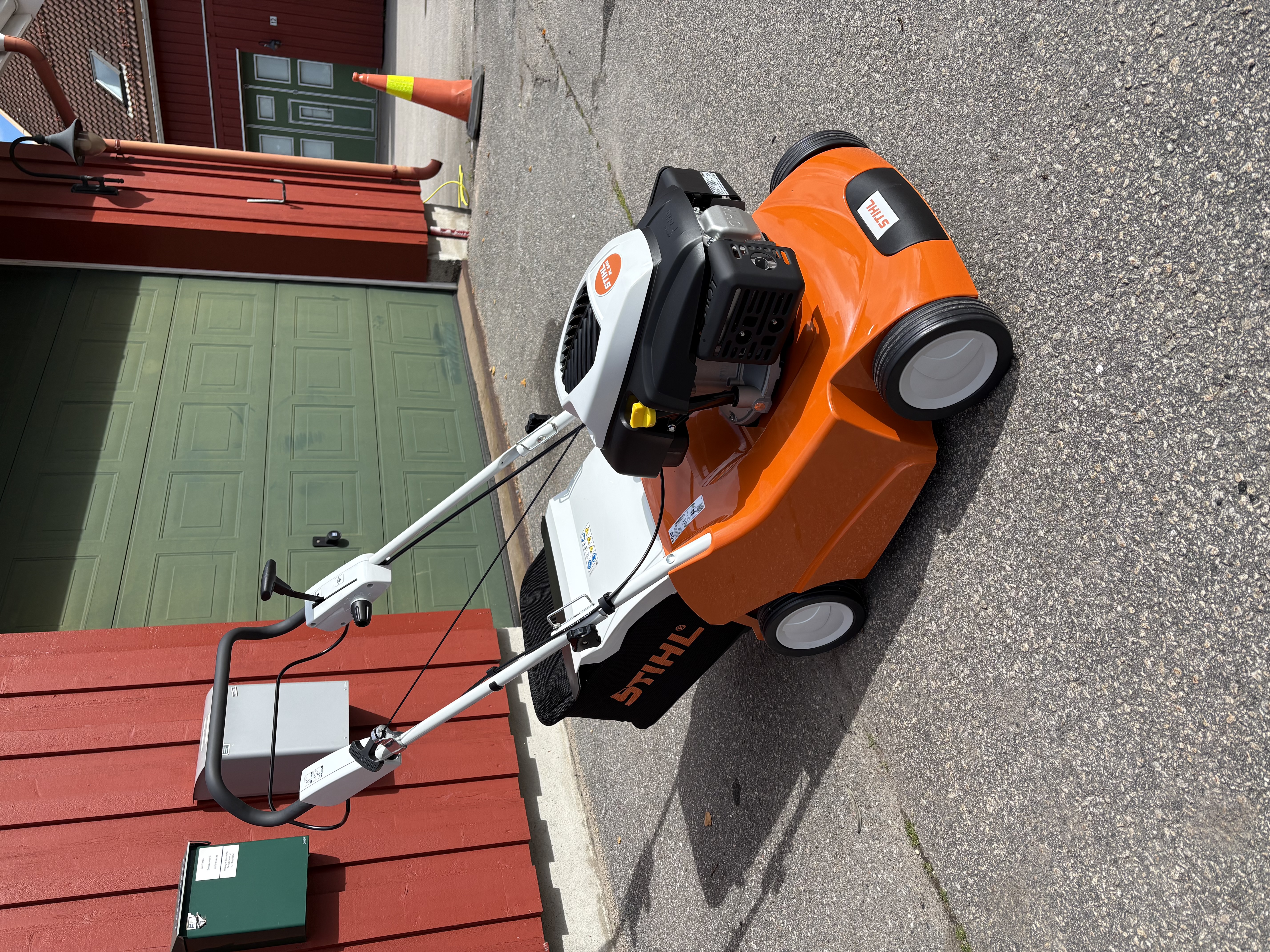 Kraftig stihl vertikalklipper/mosefjerne leies ut.