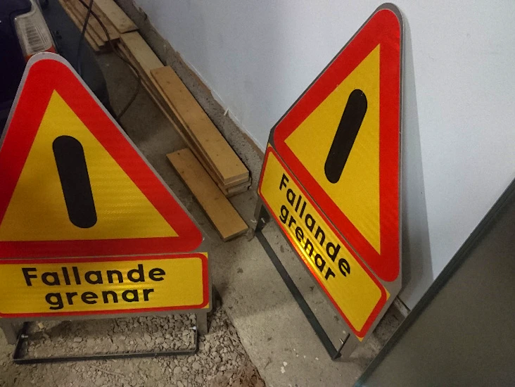 Skyltar "fallande grenar"