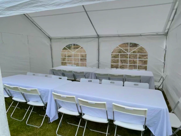 Festtält 5x4 meter med bord och stolar