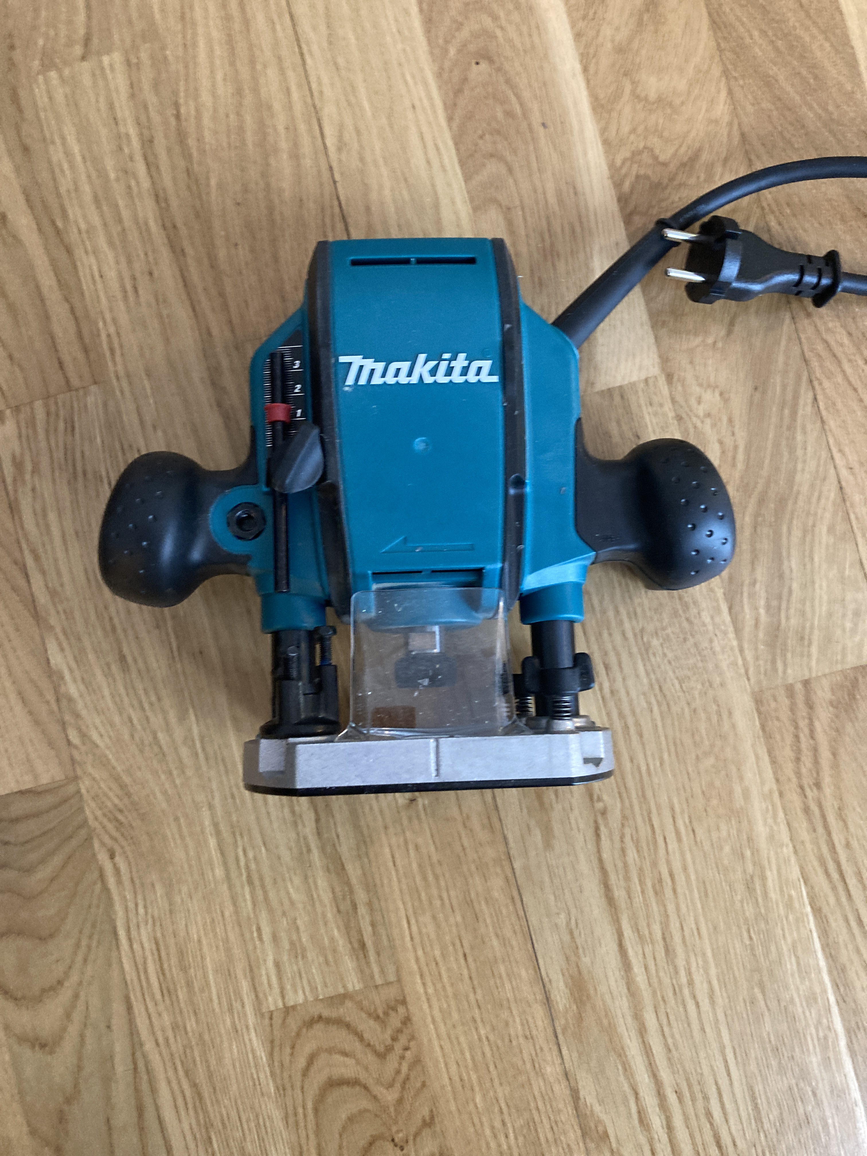 Makita rp0900 yläjyrsin + teräsarja