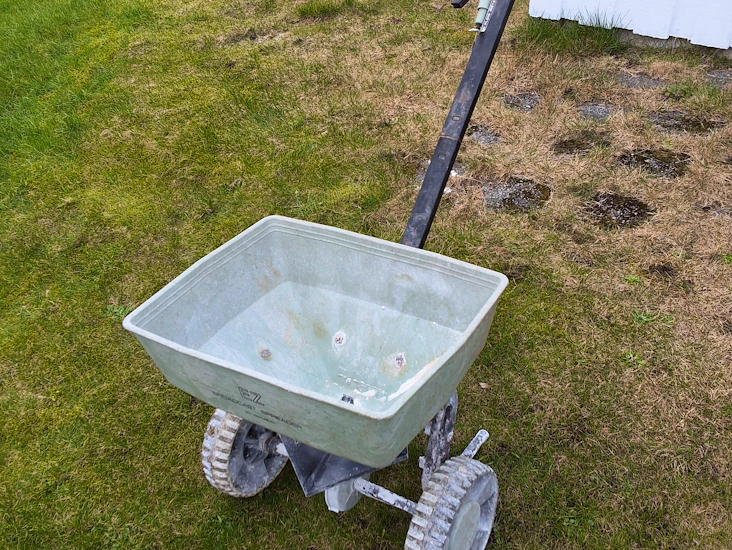 Spreder for gjødsel, gressfrø og mer