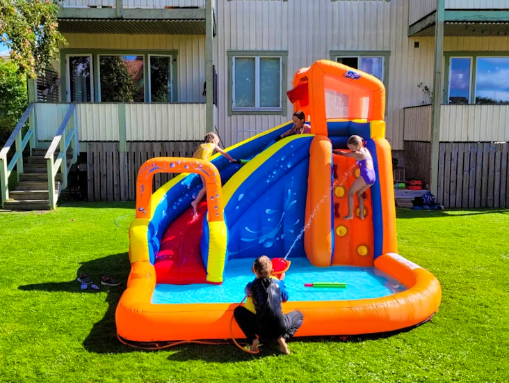 Uppblåsbart vattenland med pool och rutchkana