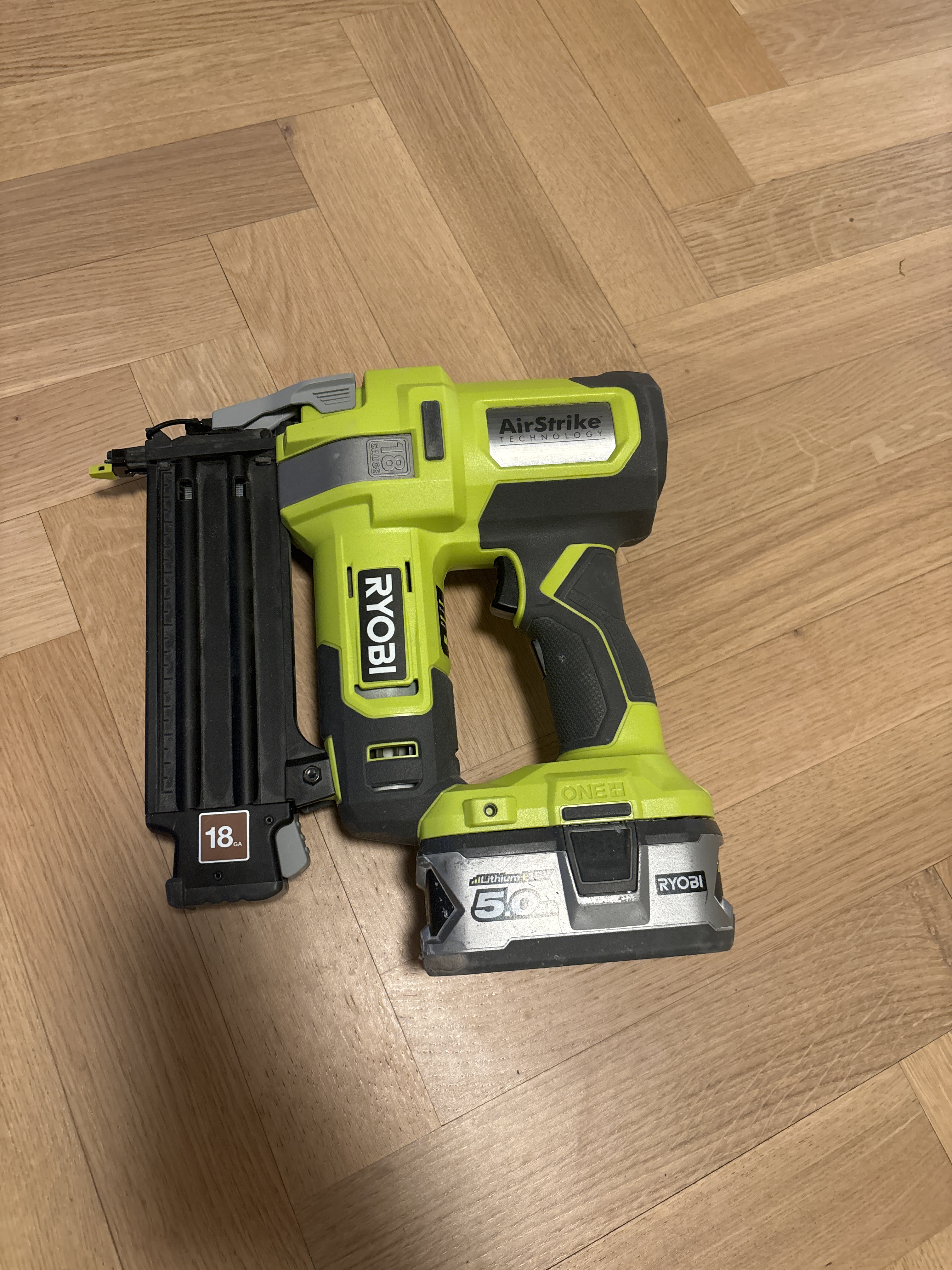 Batteridriven spikpistol ink spik/dyckert