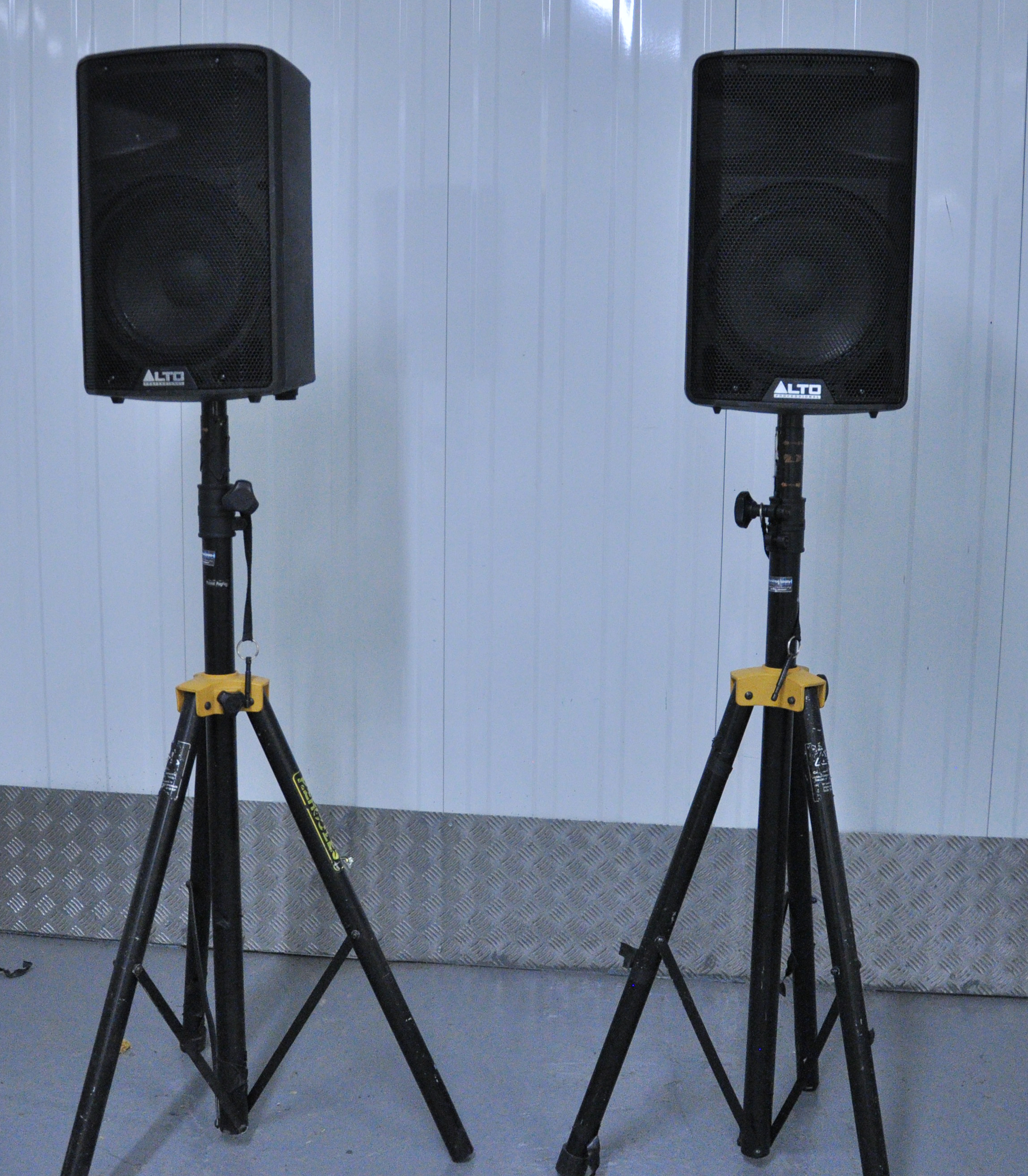2 x alto tx 310 (active 10" speakers with stands)
