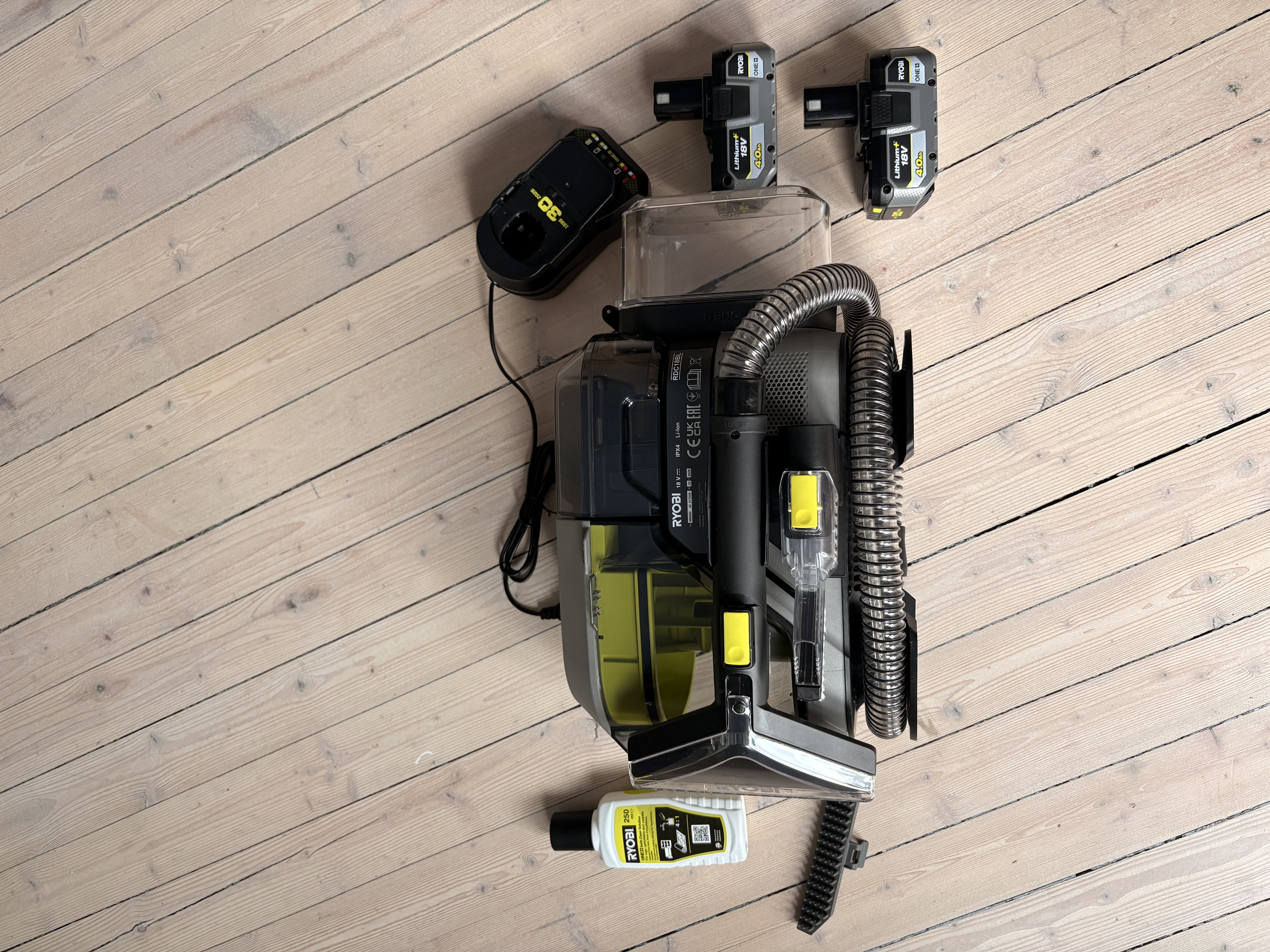 Ryobi swift clean flekkrenser - sofa, bilseter og tekstiler | 2x 4ah-batterier +