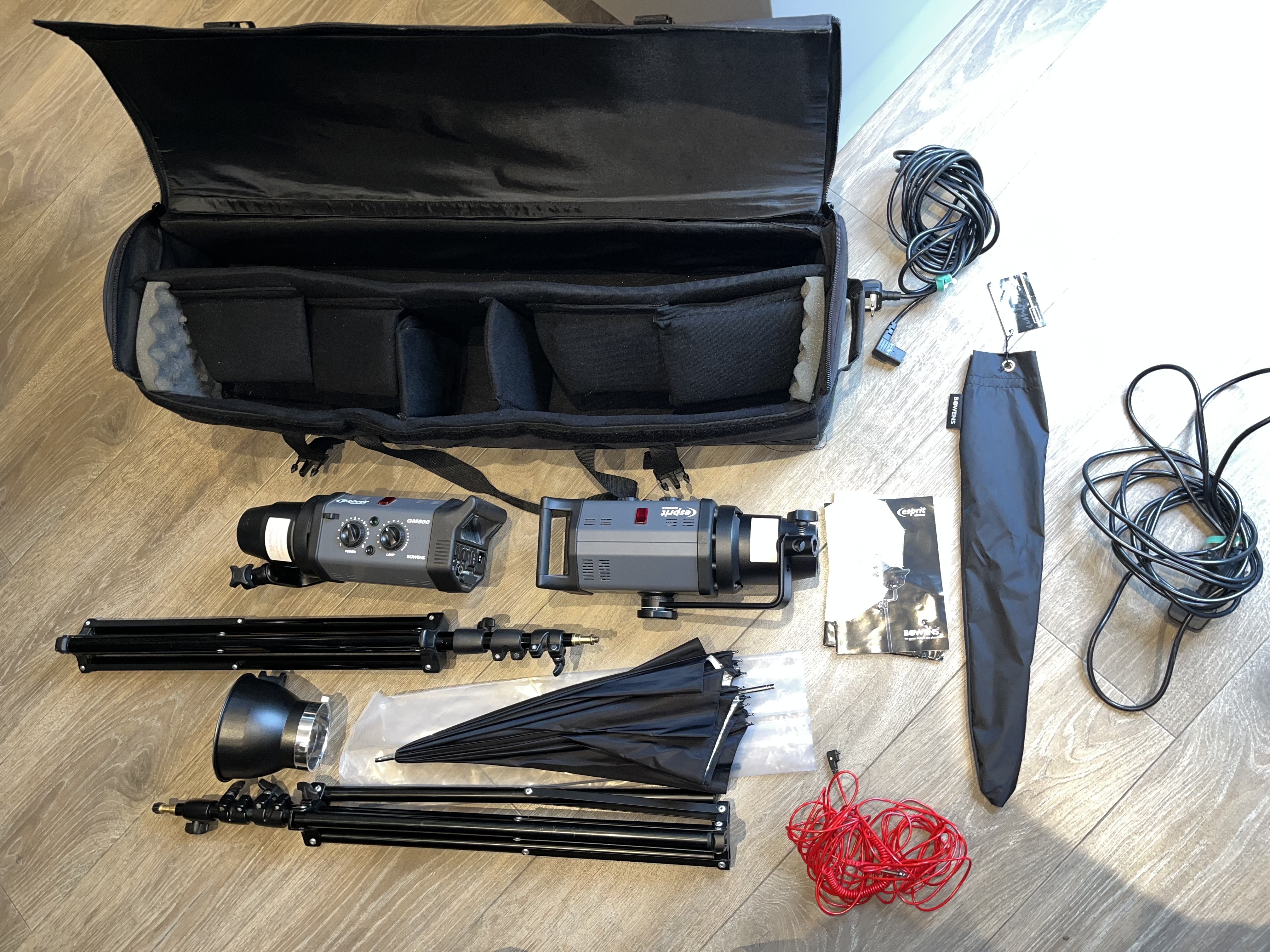 Studio flash heads - bowens gemini espirit gm500 (pair) with stands , wheel bag, brolly , reflectors, flash cable and power 