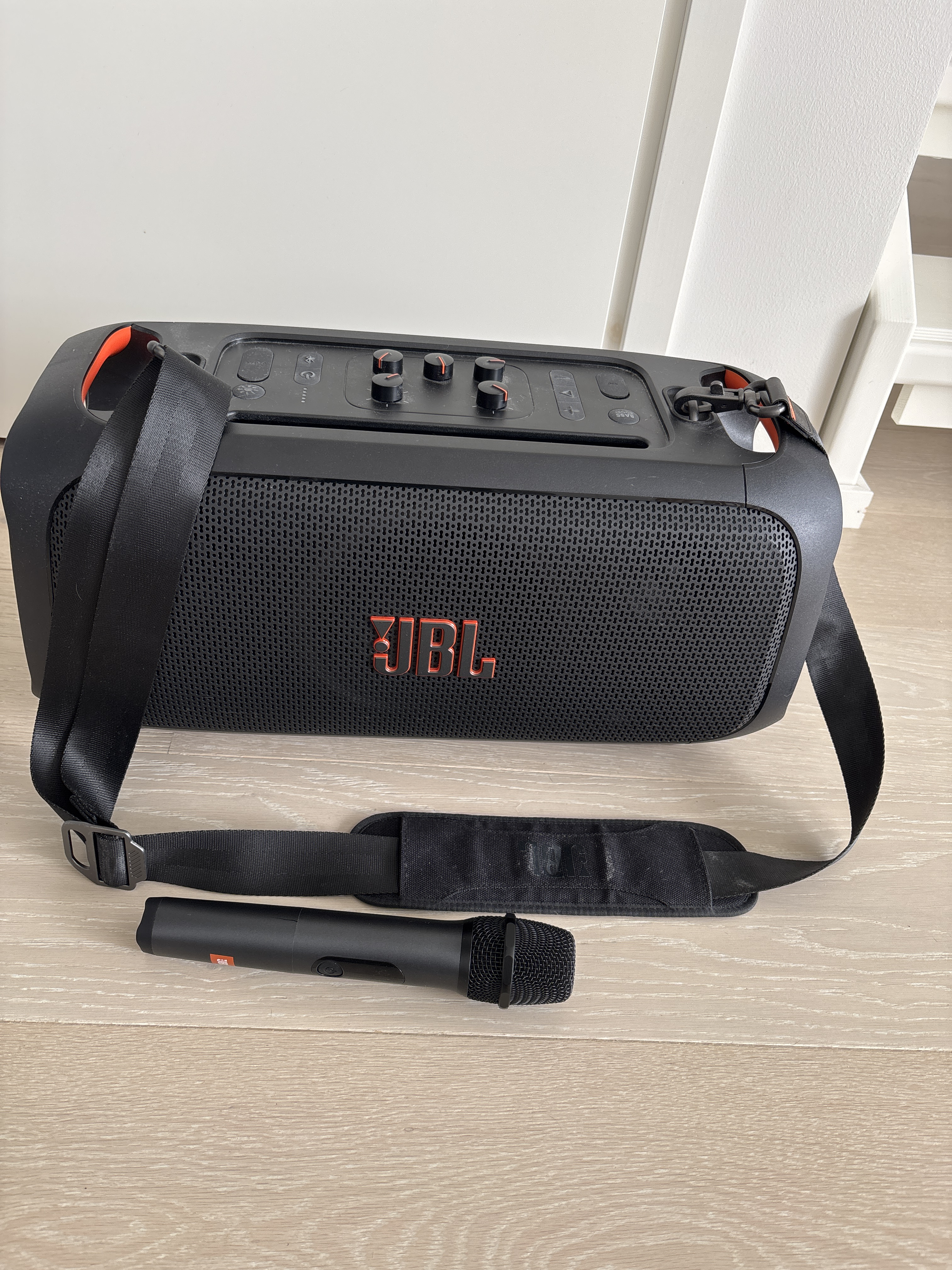 Jbl partybox kaiutin + mikrofoni