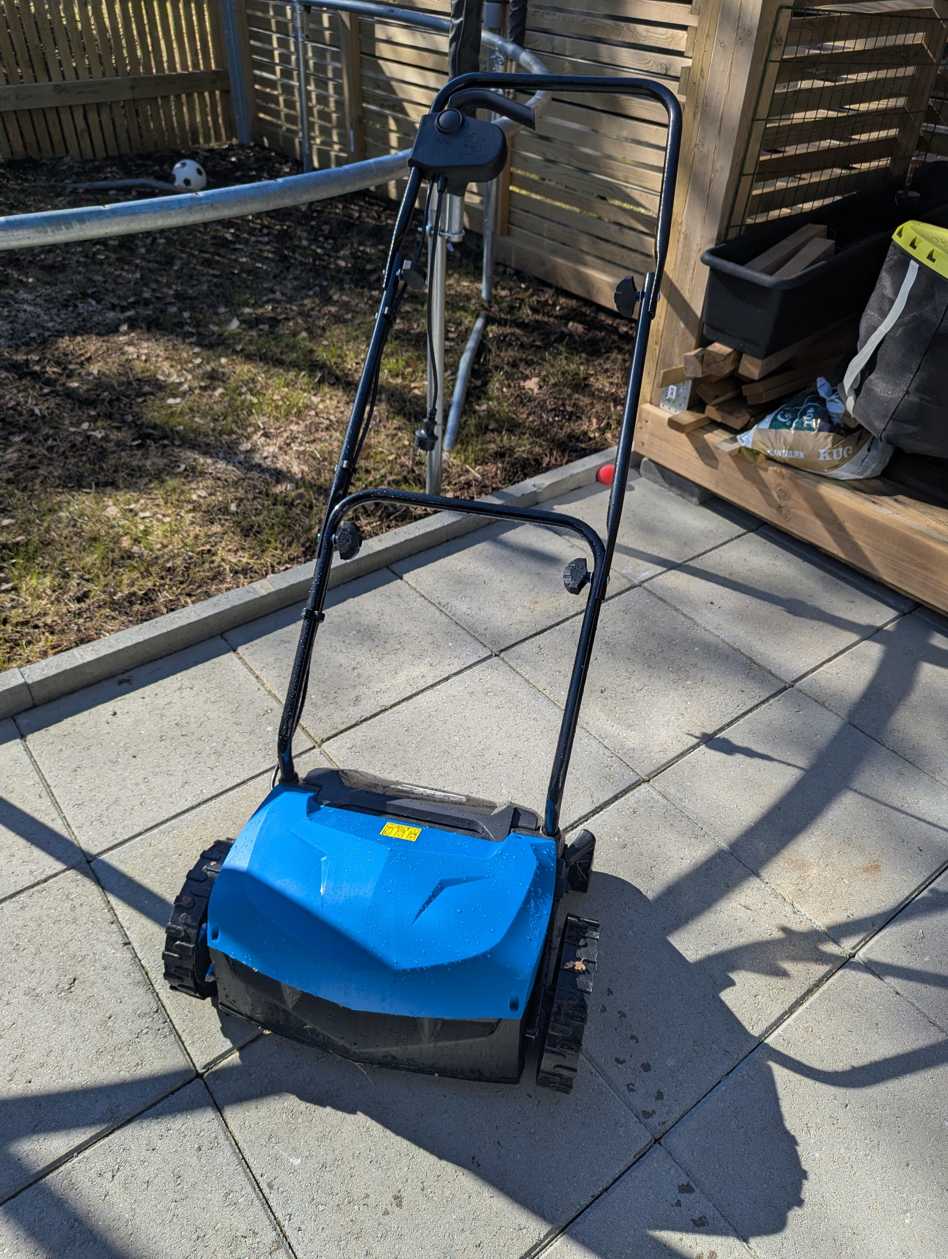 Vertikalskjærer / mosefjerner for plen