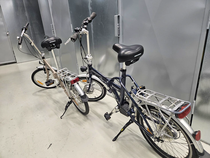 Lei to sammenleggbare sykler, ikke elektriske.