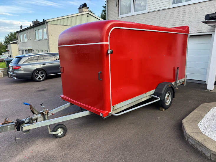 Stor skåp släpvagn med magasinkärra