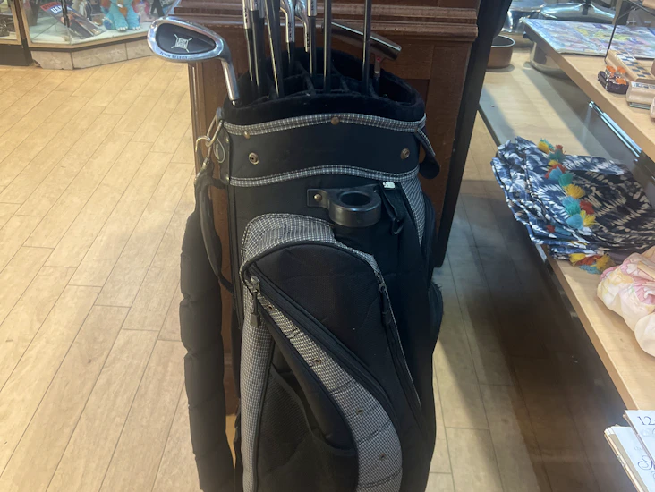 Set of adult right handed clubs and bag