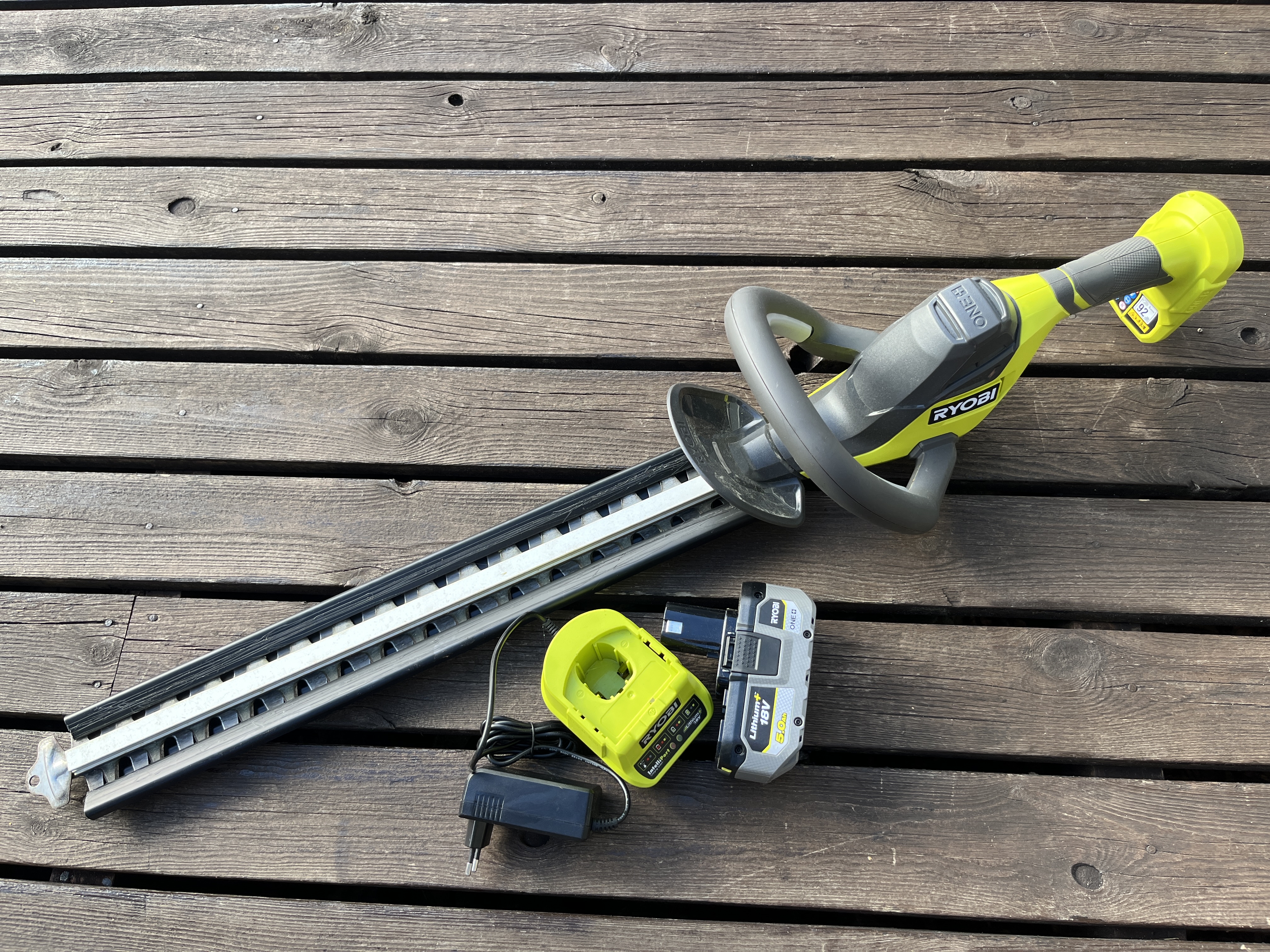 Ryobi batteridrevet hekksaks - effektiv klipping! 