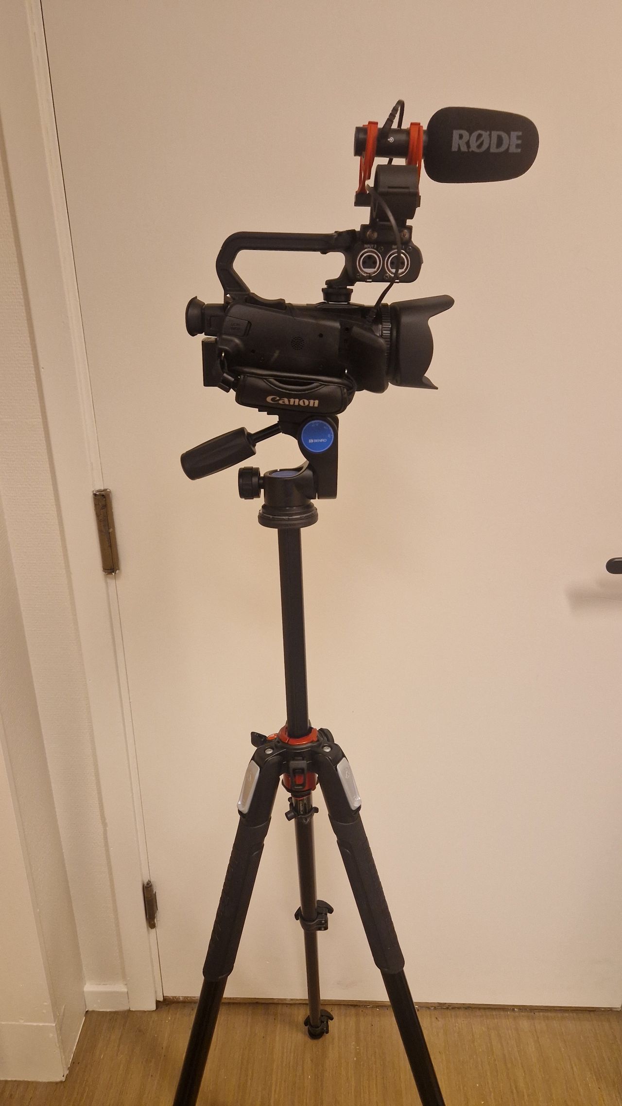 Canon xa60 med stativ minnekort og ekstern røde mikrofon