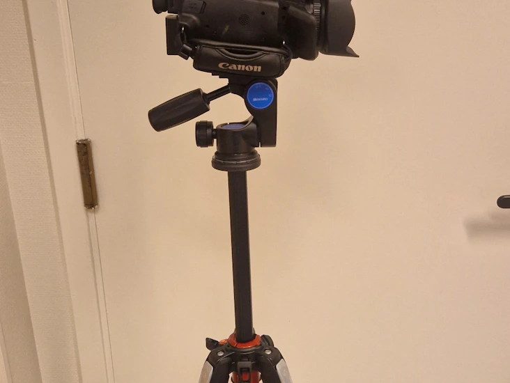 Canon xa60 med stativ minnekort og ekstern røde mikrofon