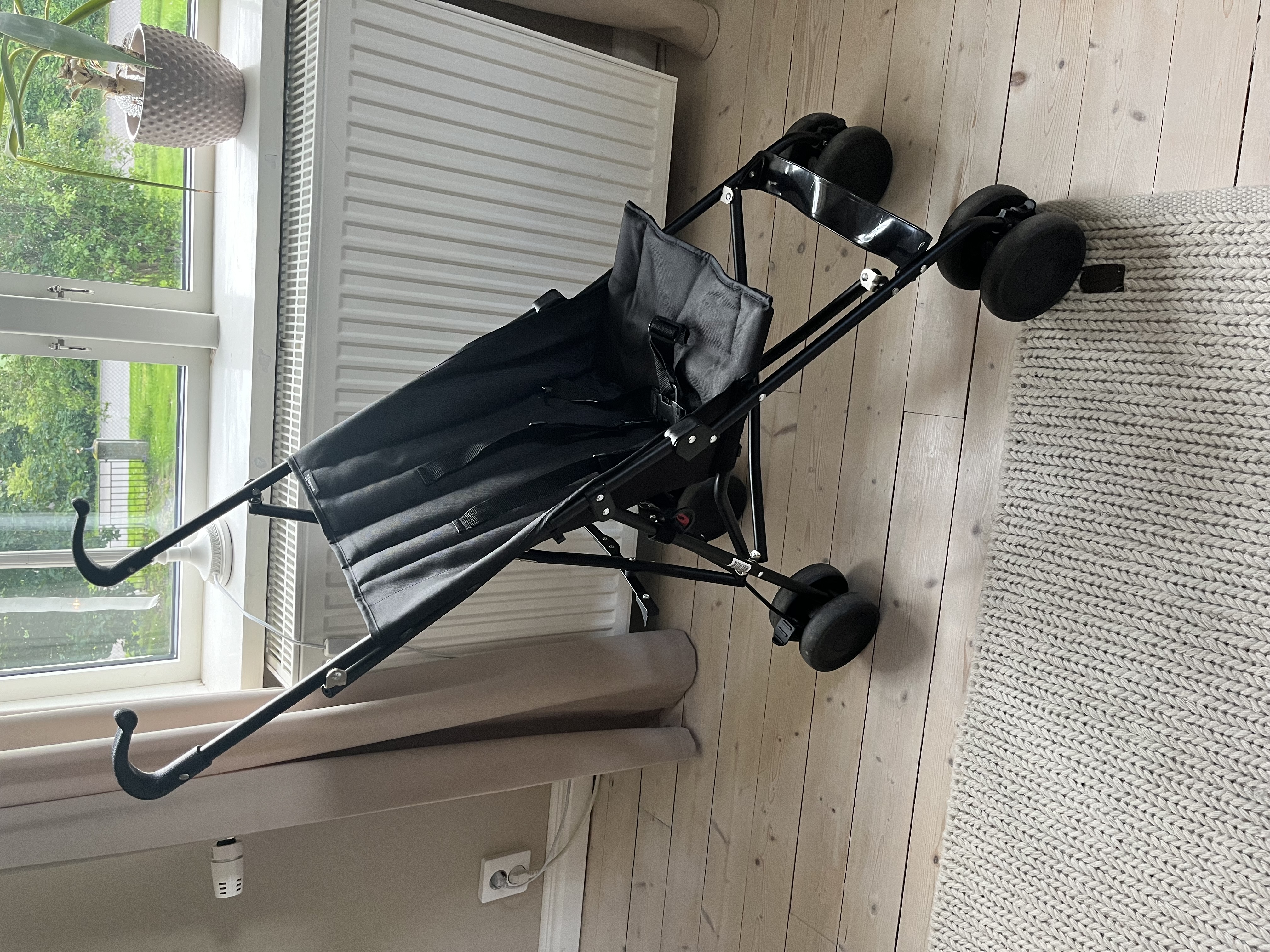 Svart resevagn 